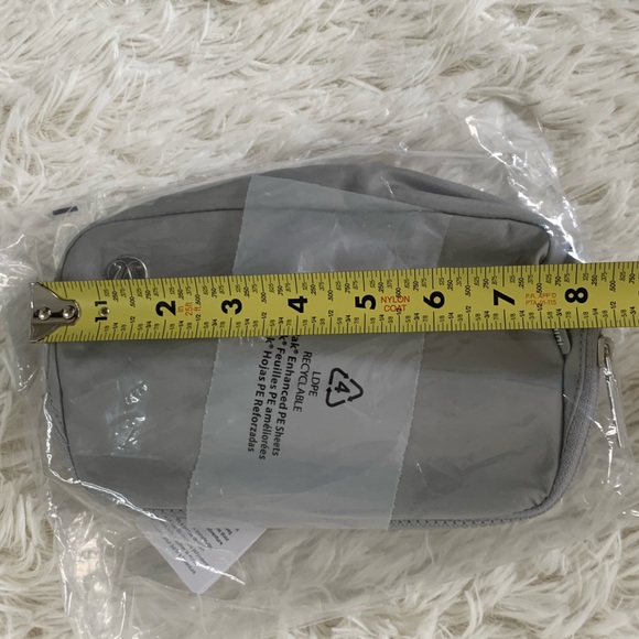 Lululemon Everywhere belt bag 1L, Silver Drop/ White -Discontinued - Picture 11 of 16